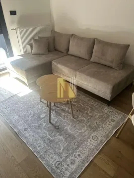 Dnevni boravak sa ugaonom garniturom, stočićem i tepihom. - image 3