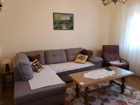 Izdavanje, stan, 90m², Tivat, Crna Gora - image 1