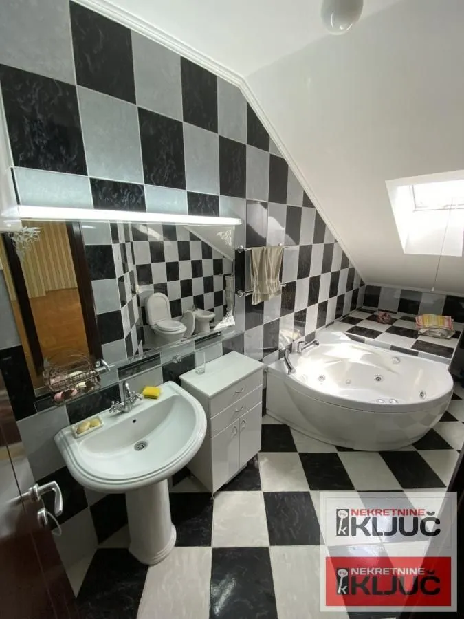 Prodaja, trosoban stan, 100m², Sajmište, Novi Sad
