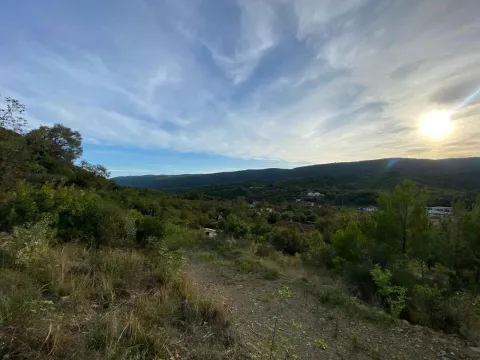 Pogled na brda, prirodu i okolni pejzaž sa lokacije. - image 5