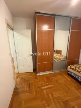 Spavaća soba sa velikim ugradnim garderoberom i drvenim parketom. - image 7