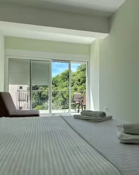 Bedroom with a double bed and access to the terrace.