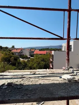 Pogled sa terase objekta u izgradnji na okolno naselje i brda. - image 9