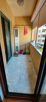 Uzak balkon sa keramičkim pločicama i pogledom na okolne zgrade. - image 23
