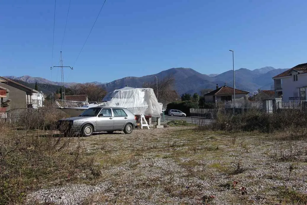 Građevinski plac sa pogledom na planine.