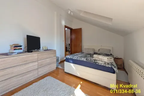 Furnished bedroom with a double bed and a chest of drawers. - image 10