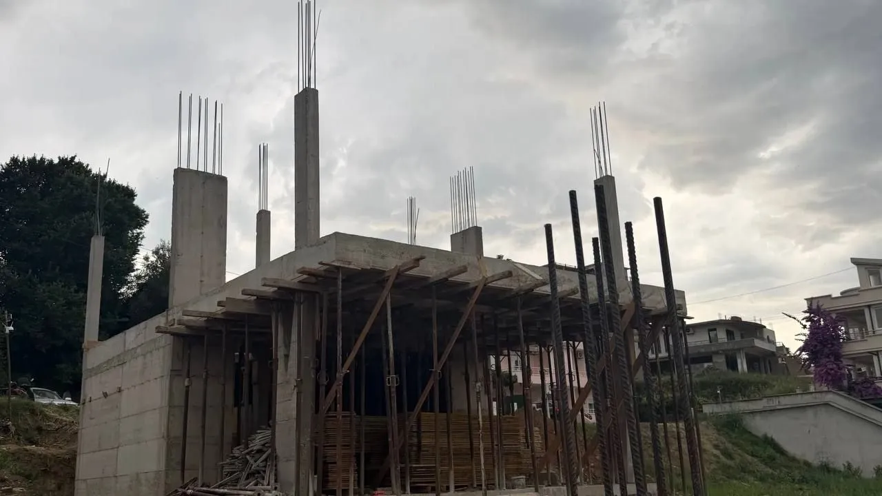 Objekat u izgradnji sa betonskom konstrukcijom i stubovima.