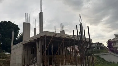 Objekat u izgradnji sa betonskom konstrukcijom i stubovima. - image 10
