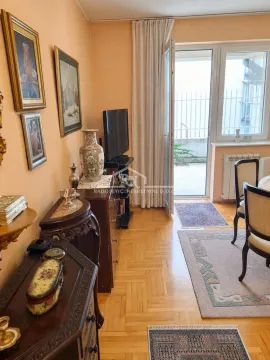 Dnevna soba sa garniturom i izlazom na terasu. - image 7