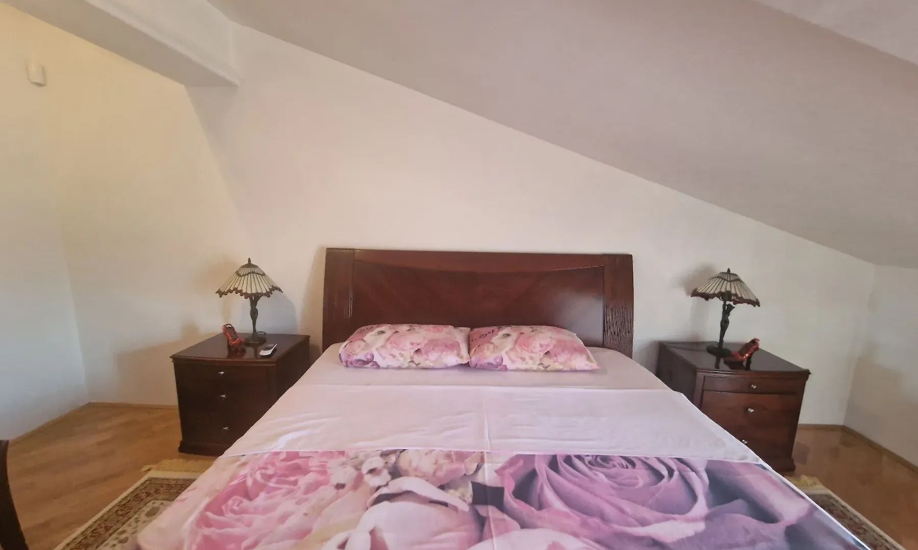 Izdavanje, dvosoban stan, 130m², Kotor, Crna Gora