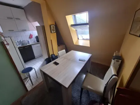 Manja kuhinja sa trpezarijskim stolom u potkrovlju. - image 3