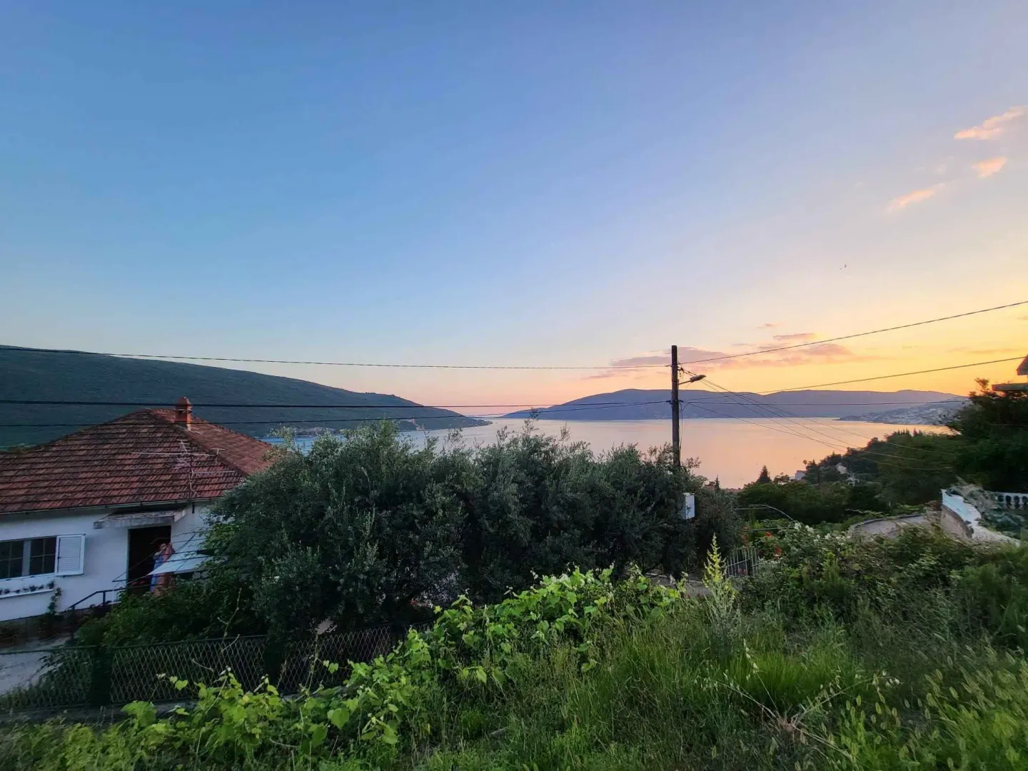 Pogled na more i okolne planine tokom zalaska sunca sa imanja.