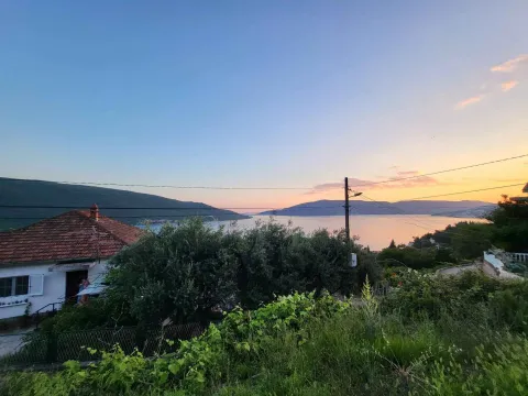 Pogled na more i okolne planine tokom zalaska sunca sa imanja. - image 5