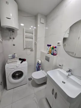 Moderne kupatilo opremljeno sanitarijama, umivaonikom, tuš kabinom i veš mašinom. - image 5