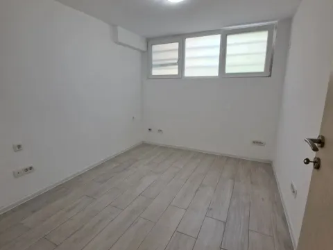 Rent, office space, 40m², Blok 5, Podgorica - image 3