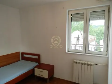 Manja spavaća soba sa krevetom, noćnim stočićem i prozorom. - image 38