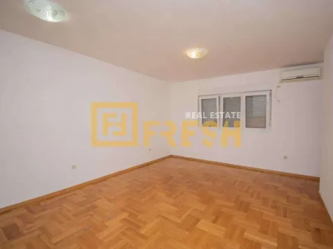 Izdavanje, jednosoban stan, 50m², Tuški Put, Podgorica - image 2