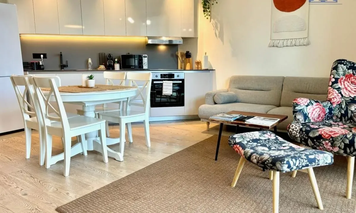 Izdavanje, dvosoban stan, 75m², Savski Venac, Beograd