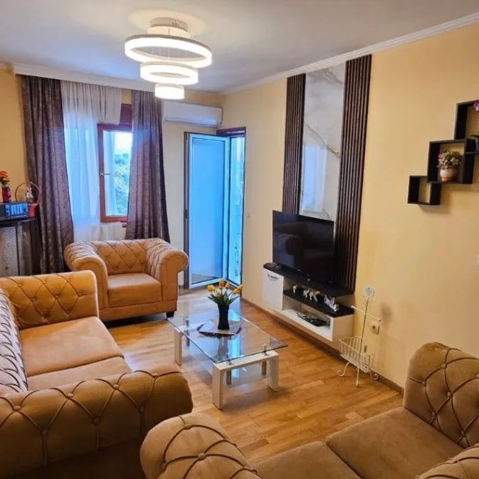 Izdavanje, dvosoban stan, 65m², Pobrežje, Podgorica