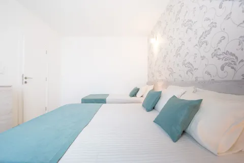 Bright and tidy bedroom with a double bed. - image 3