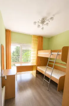 Dječija soba sa krevetom na sprat i radnim stolom. - image 8