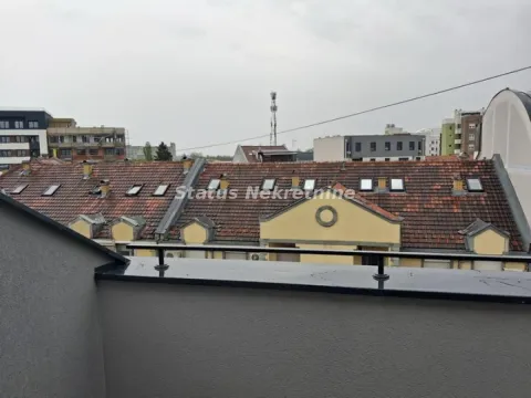 Pogled sa terase na krovove okolnih zgrada. - image 6
