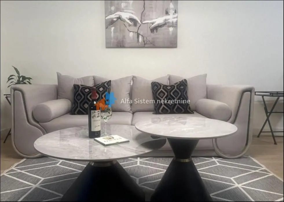 Izdavanje, trosoban stan, 74m², Savski Venac, Beograd