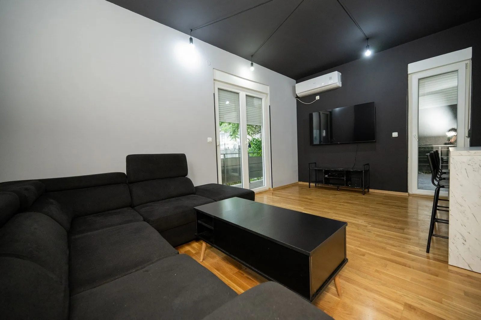 Izdavanje, jednosoban stan, 63m², Momišići, Podgorica