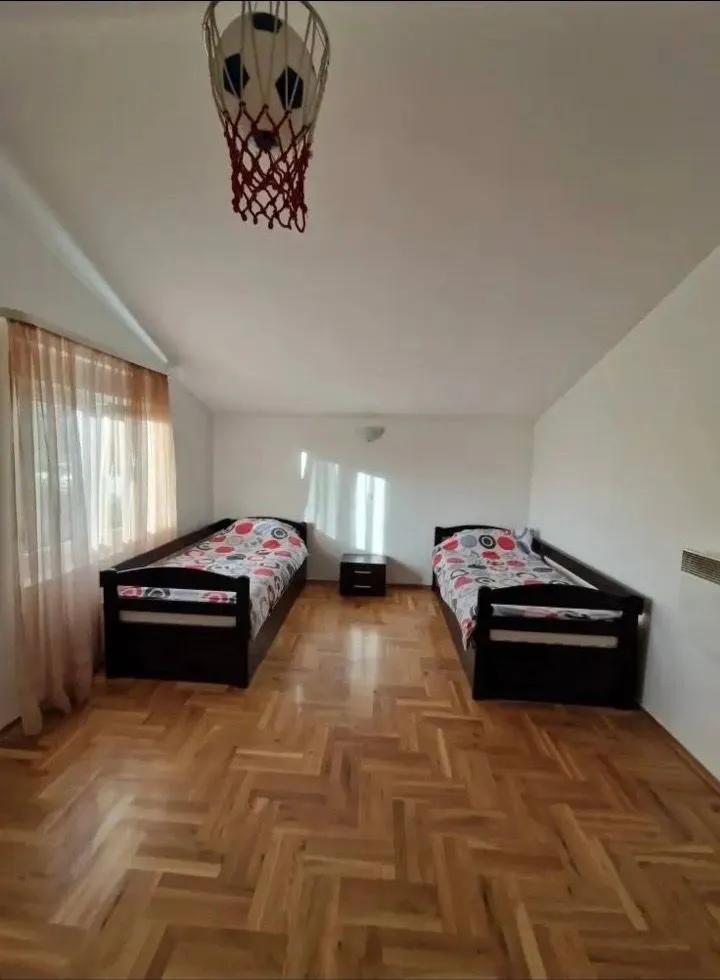 Izdavanje, dvosoban stan, 115m², Tološi, Podgorica