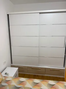 Spavaća soba sa velikim bijelim plakarom i krevetom. - image 6