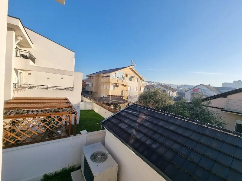 Sale, house, 400m², Tološi, Podgorica