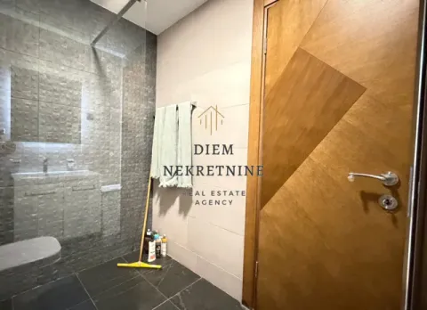 Moderne kupatilo sa tuš kabinom i drvenim vratima. - image 16
