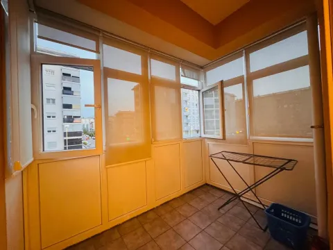 Zastakljena terasa sa podnim pločicama i sušilicom za veš. - image 13