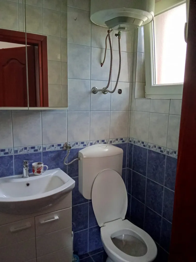 Manje kupatilo sa umivaonikom, wc šoljom i bojlerom.