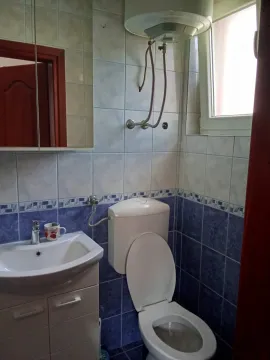 Manje kupatilo sa umivaonikom, wc šoljom i bojlerom. - image 4