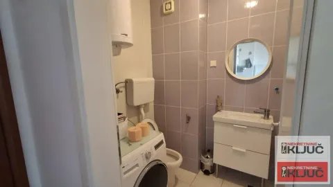 Manje kupatilo sa umivaonikom, WC šoljom, bojlerom i veš mašinom. - image 3