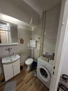 Manje kupatilo sa umivaonikom, toaletom i veš mašinom. - image 7