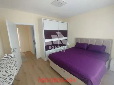 Nameštena spavaća soba sa bračnim krevetom i garderoberom. - image 7