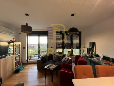 Dnevni boravak sa garniturom, trpezarijom i izlazom na terasu. - image 4