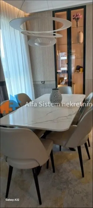 Izdavanje, trosoban stan, 92m², Savski Venac, Beograd