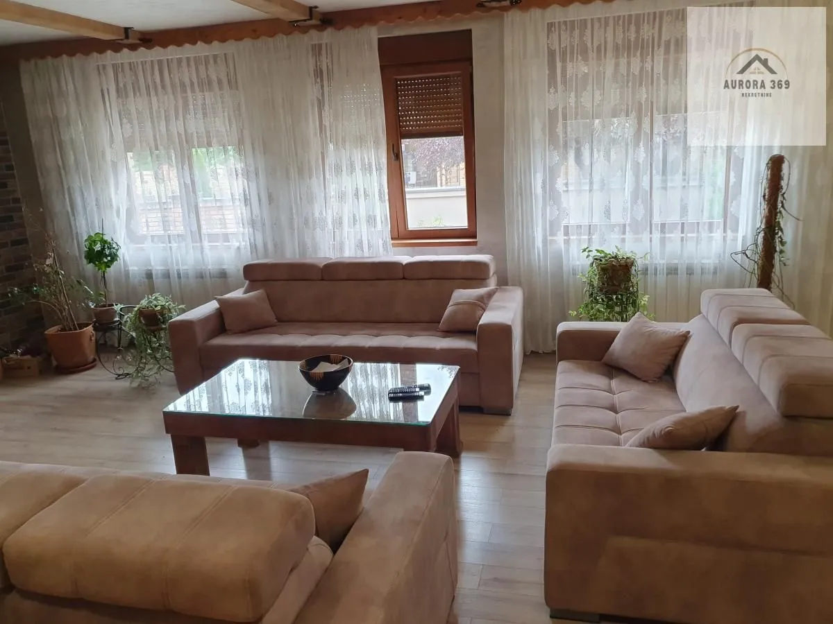 Prodaja, kuća, 215m², Ogar, Pećinci