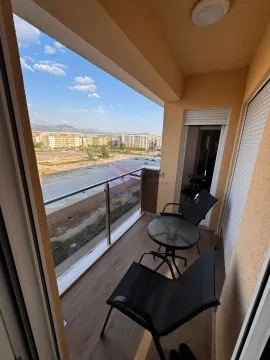 Namješten balkon sa garniturom za sjedenje i pogledom na grad. - image 17