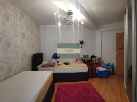 Spavaća soba sa dva kreveta i prtljagom na jednom od kreveta. - image 11