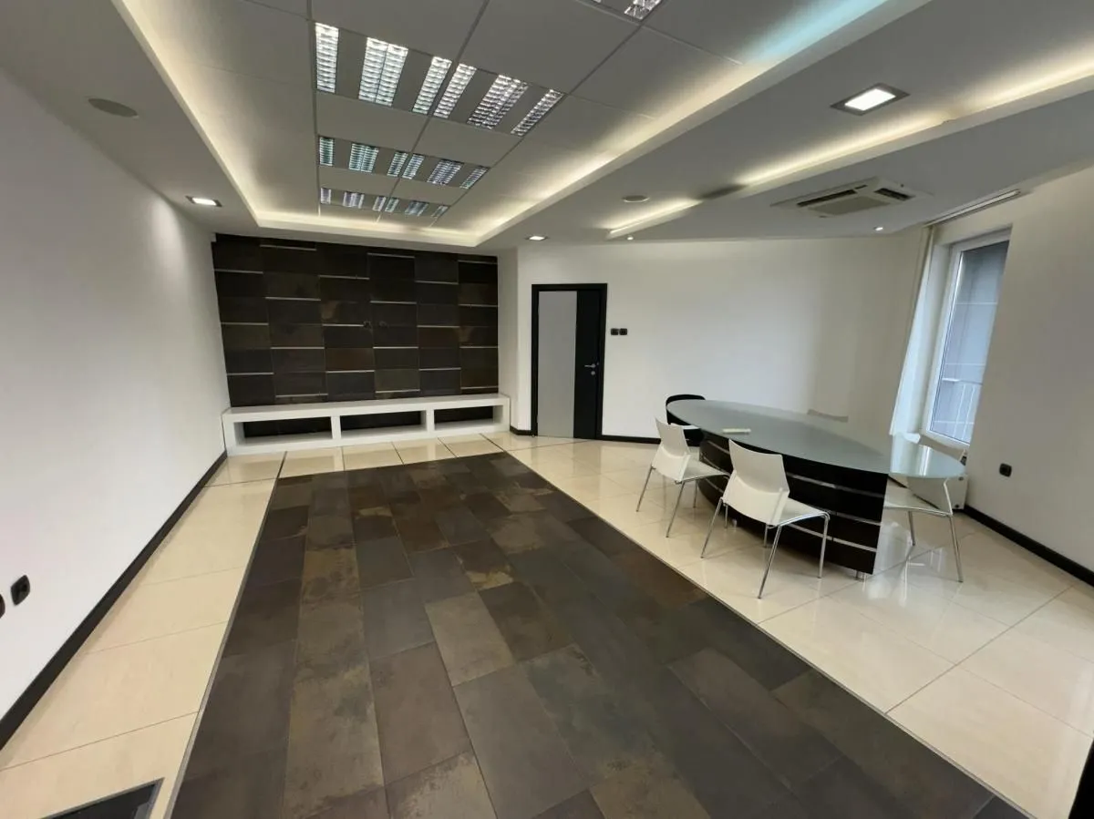 Izdavanje, poslovni prostor, 300m², Cvetkova Pijaca, Zvezdara Sve Podlokacije