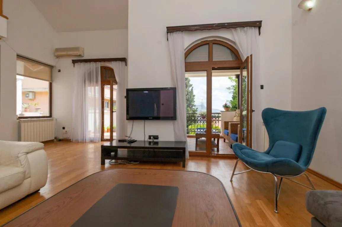 Rent, five bedroom apartment, 280m², Gorica C, Podgorica