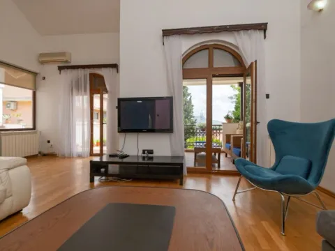 Izdavanje, petosoban stan, 280m², Gorica C, Podgorica - image 10