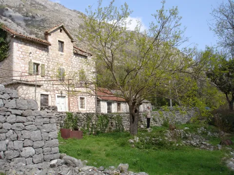 Zemljište in Morinj