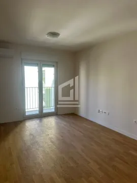 Prazna soba sa parketom i izlazom na balkon. - image 6
