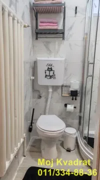 Manje kupatilo sa wc šoljom, tuš kabinom i radijatorom. - image 5