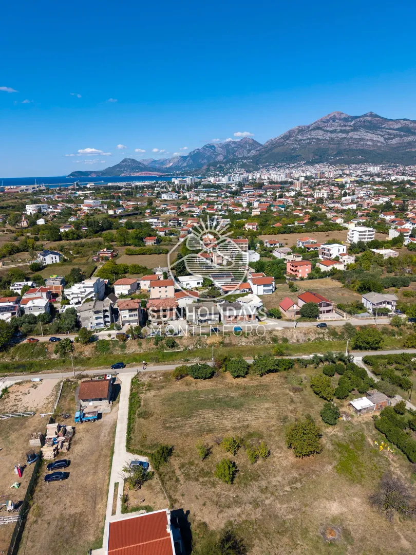 Vazdušni pogled na grad, more i planine sa okolinom.
